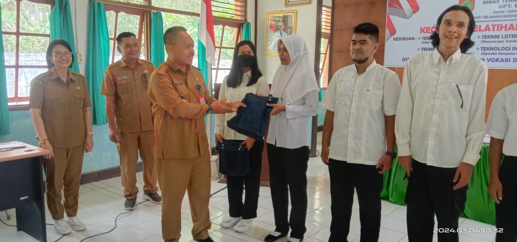 Kepala Disnakertrans Farid Wajdi Buka Pelatihan Berbasis Kompetensi