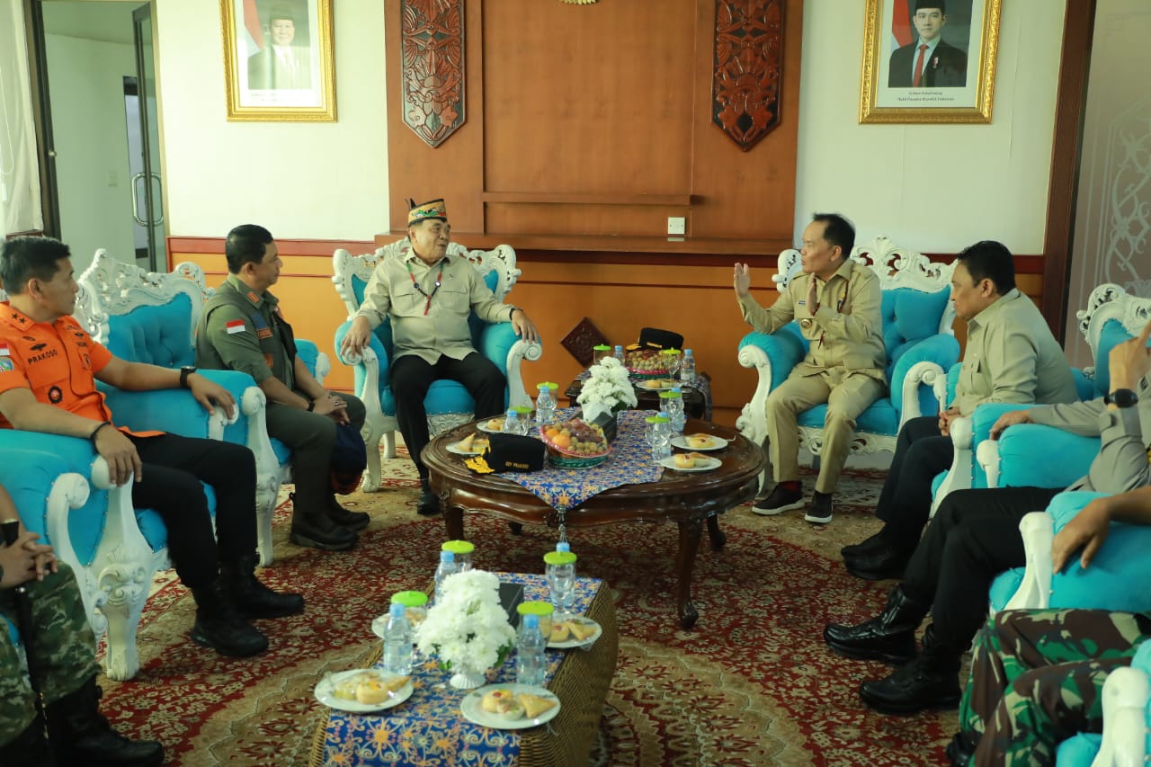 Gubernur Kalteng Agustiar Sabran dan Menkopolkam Djamari Chaniago Tinjau Posko Karhutla