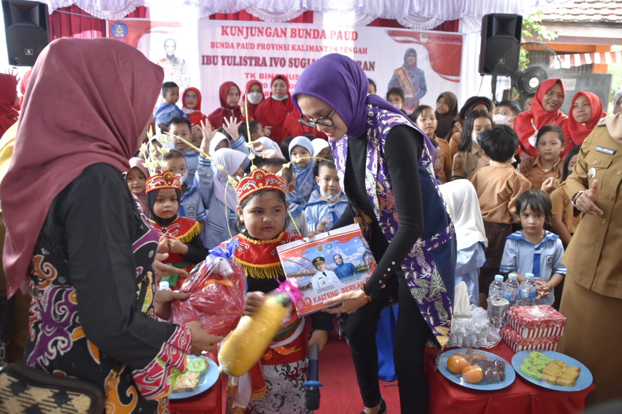 Bunda PAUD Prov. Kalteng Ivo Sugianto Sabran Kunjungi TK Bina Nusantara