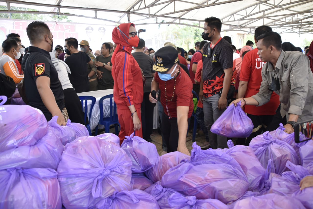 Gubernur Kalteng Dan Ketua TP-PKK Prov. Kalteng Ikuti Senam Bersama Di Halaman Taman Iring Witu