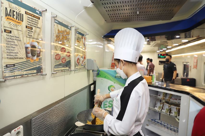 KAI hadirkan layanan live cooking