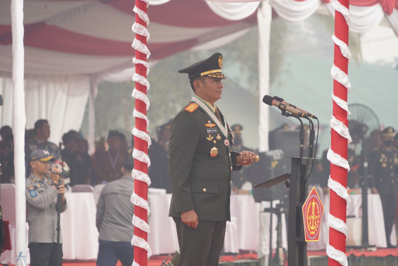Gubernur Sugianto Sabran Didampingi Ketua TP-PKK Ivo Sugianto Sabran Hadiri Upacara Peringatan HUT ke-78 TNI