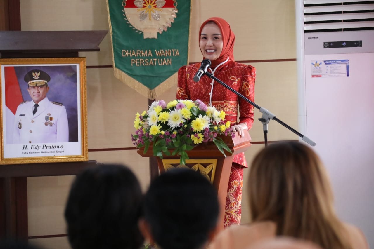 Ketua TP-PKK Prov. Kalteng Aisyah Thisia Agustiar Sabran Pimpin Serah Terima Jabatan Plt. Ketua Dharma Wanita Persatuan Prov. Kalteng