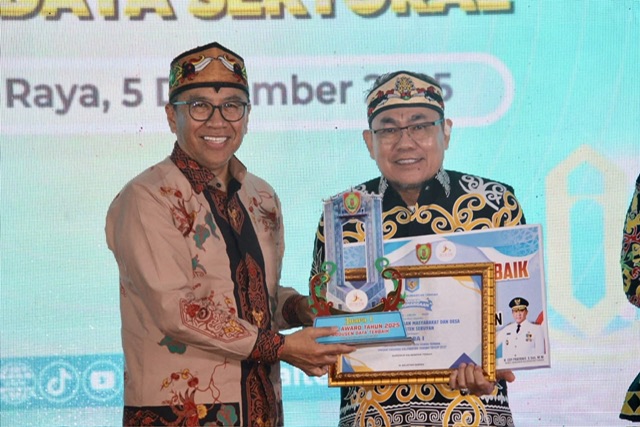 Plt. Sekda Prov. Kalteng Leonard S. Ampung Menyerahkan Piagam Penghargaan Pemenang SIDARA Award Tahun 2025