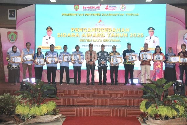 Plt. Sekda Prov. Kalteng Leonard S. Ampung Menyerahkan Piagam Penghargaan Pemenang SIDARA Award Tahun 2025
