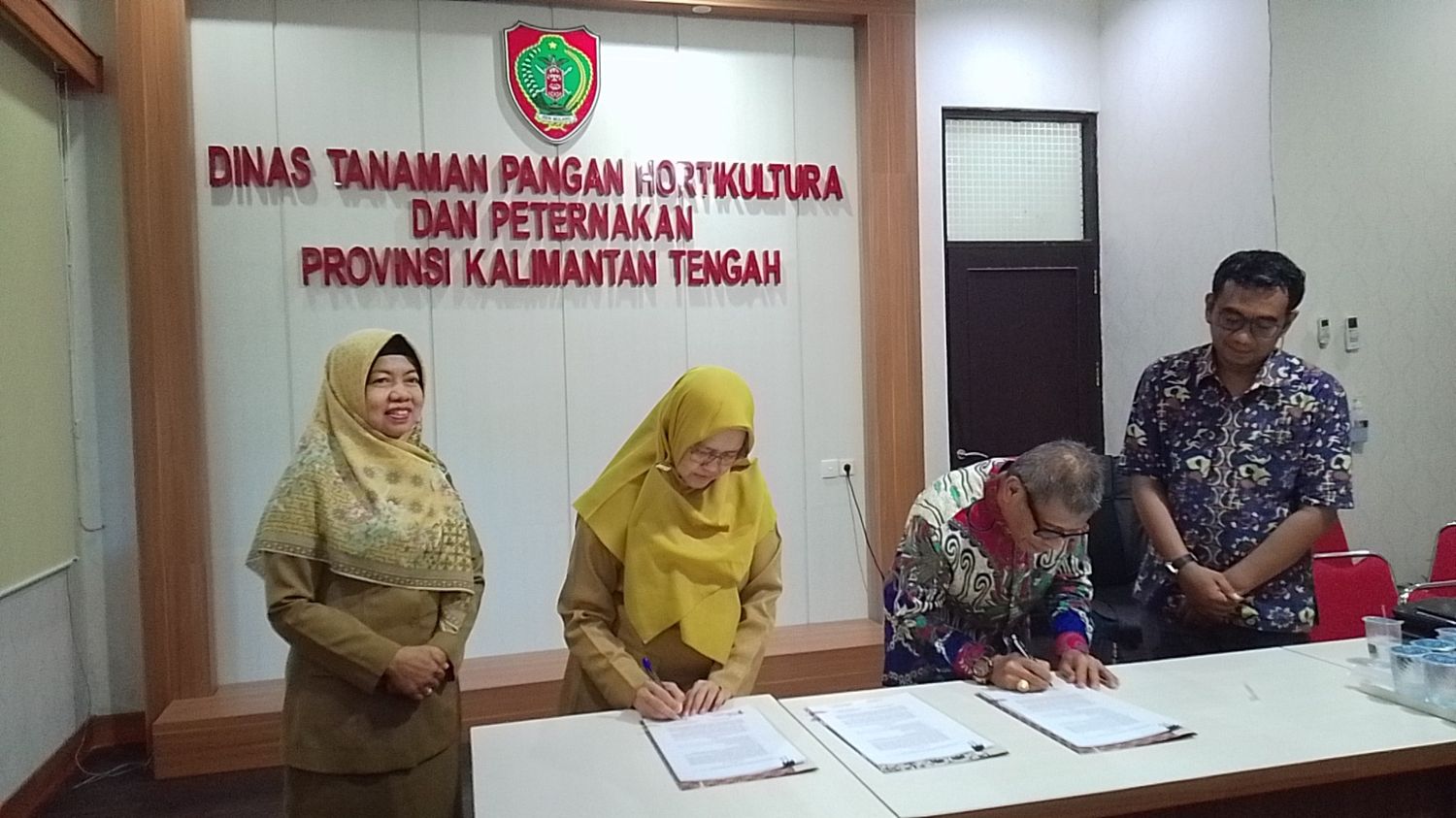 Dinas TPHP Prov. Kalteng dan PT. Agro Nusantara Halid Menandatangani Kontrak Kerja Sama Untuk Pekerjaan Konstruksi Cetak Sawah
