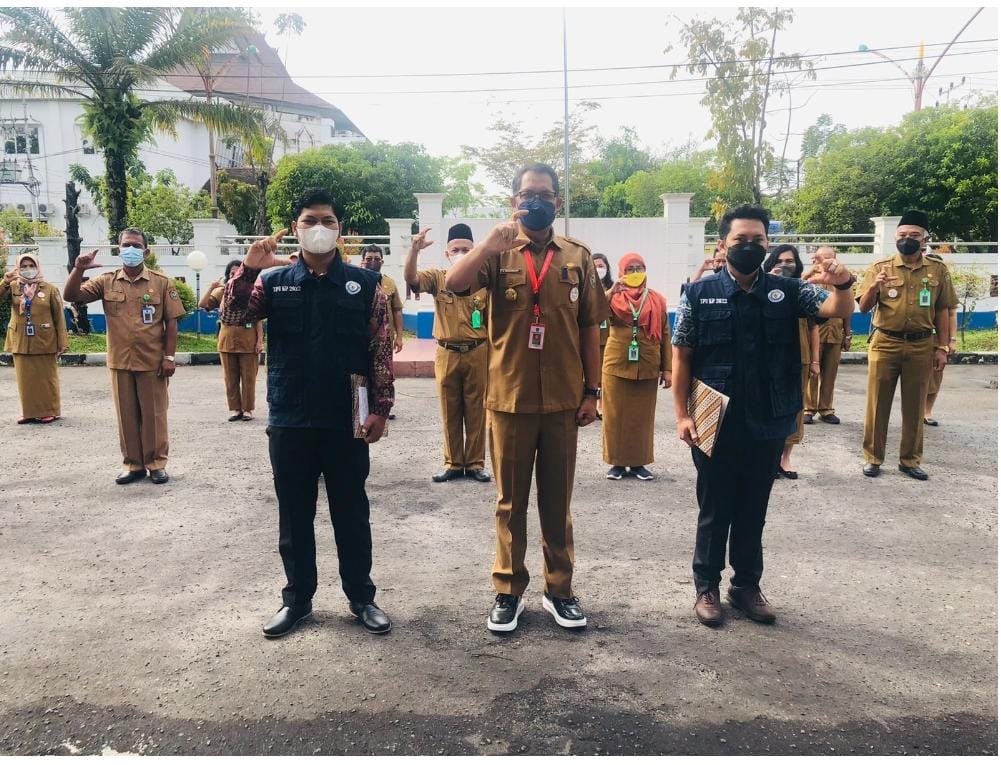 Kepala Dislutkan Kalteng Serahkan Surat Tugas Kepada Dua Orang TPU KP Kalteng Tahun 2022