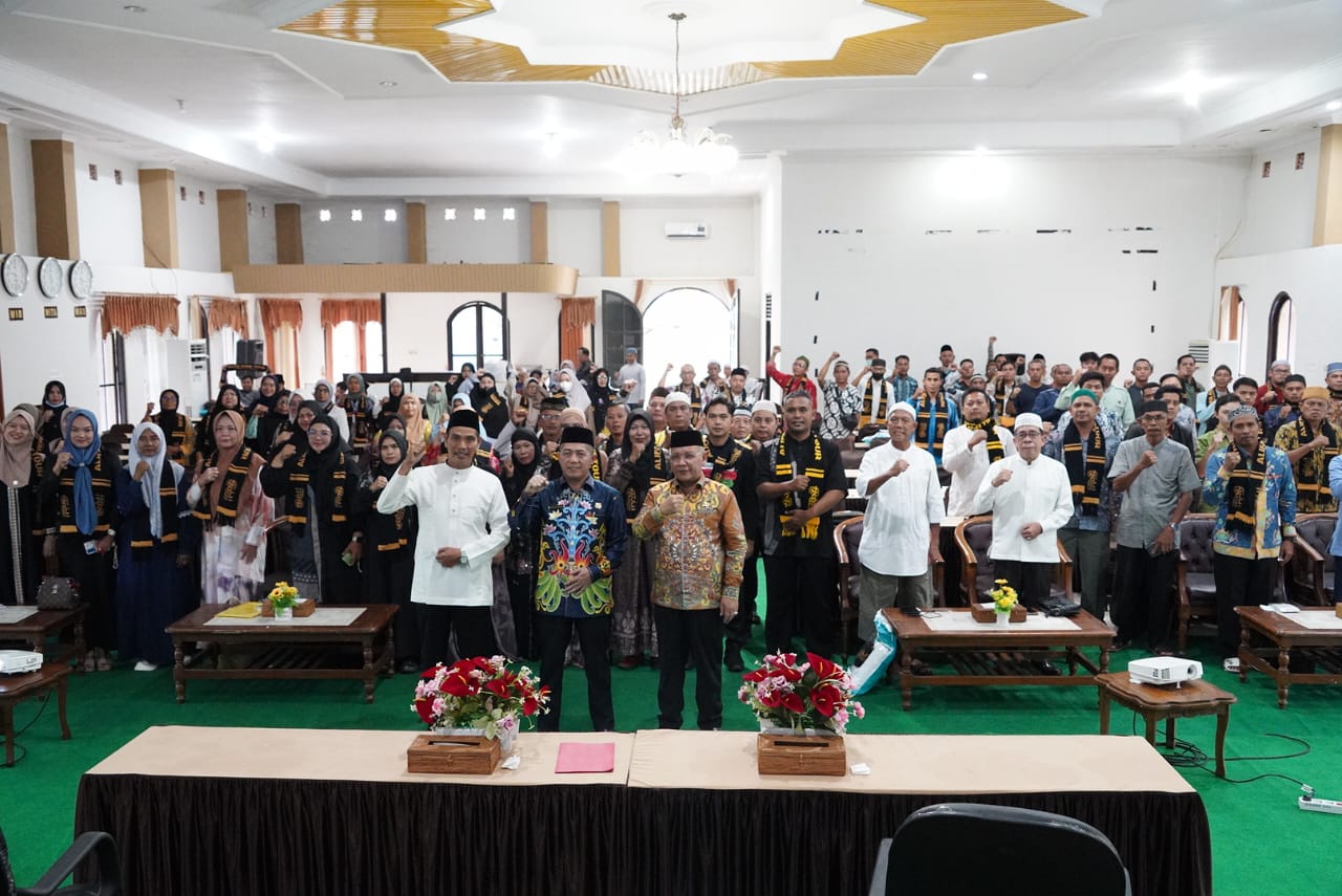 Plt Kepala Biro Kesra Setda Kalteng Ahmad Pahruka Buka Manasik Umrah Sekaligus Lepas Keberangkatan 121 Jamaah Umrah PT Alifa Raya Tour Palangka Raya