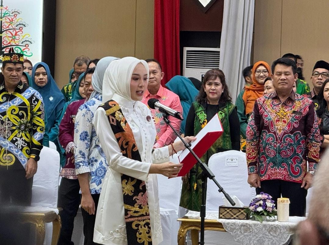Ketua Dekranasda Kalteng Aisyah Thisia Agustiar Sabran Lantik Ketua Dekranasda 12 Kabupaten/Kota se-Kalteng Masa Bakti 2025-2030
