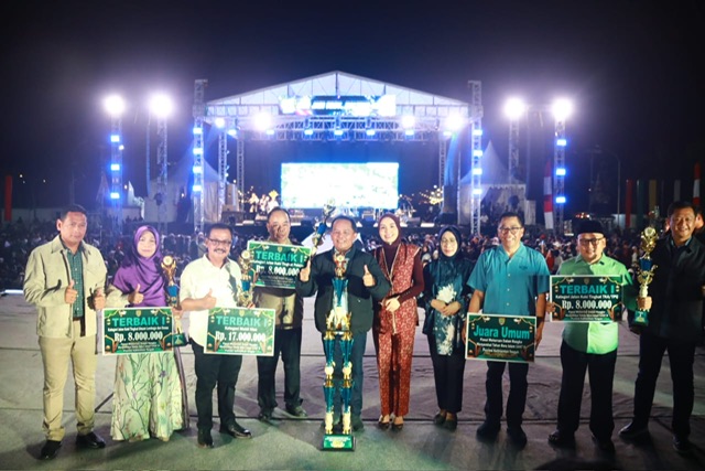Gubernur Kalteng Agustiar Sabran Menyapa Masyarakat Dalam Acara Car Free Night