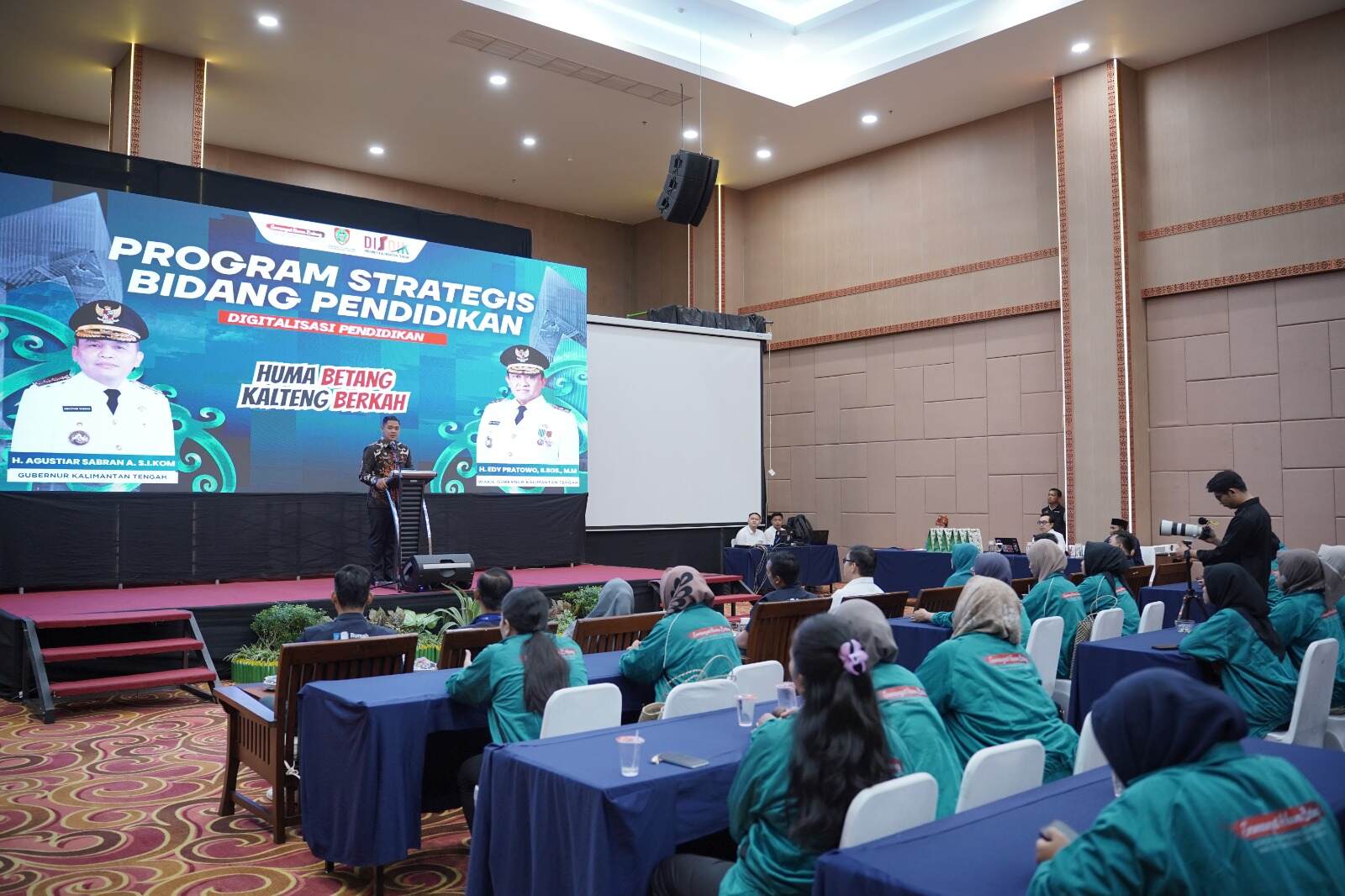 Plt. Kadisdik Prov. Kalteng Reza Prabowo Tutup Bimtek Peningkatan Kapasitas Guru dalam Penguasaan TIK Se-Kalteng