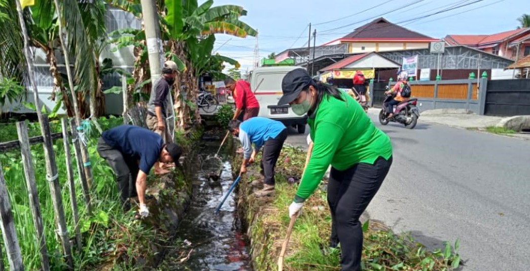 DLH Kapuas Lakukan Aksi Bersih-Bersih Lingkungan