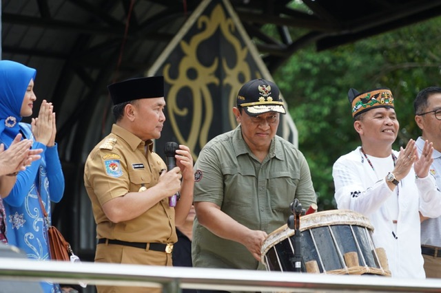 Gubernur Sugianto Sabran dan Wakil Gubernur Edy Pratowo Buka Gebyar UMKM Wilayah Barat