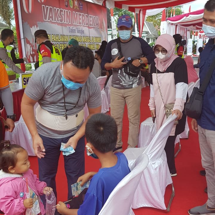 Gubernur Kalteng Tinjau Pelaksanaan Program Vaksinasi Merdeka di Bundaran Besar Palangka Raya