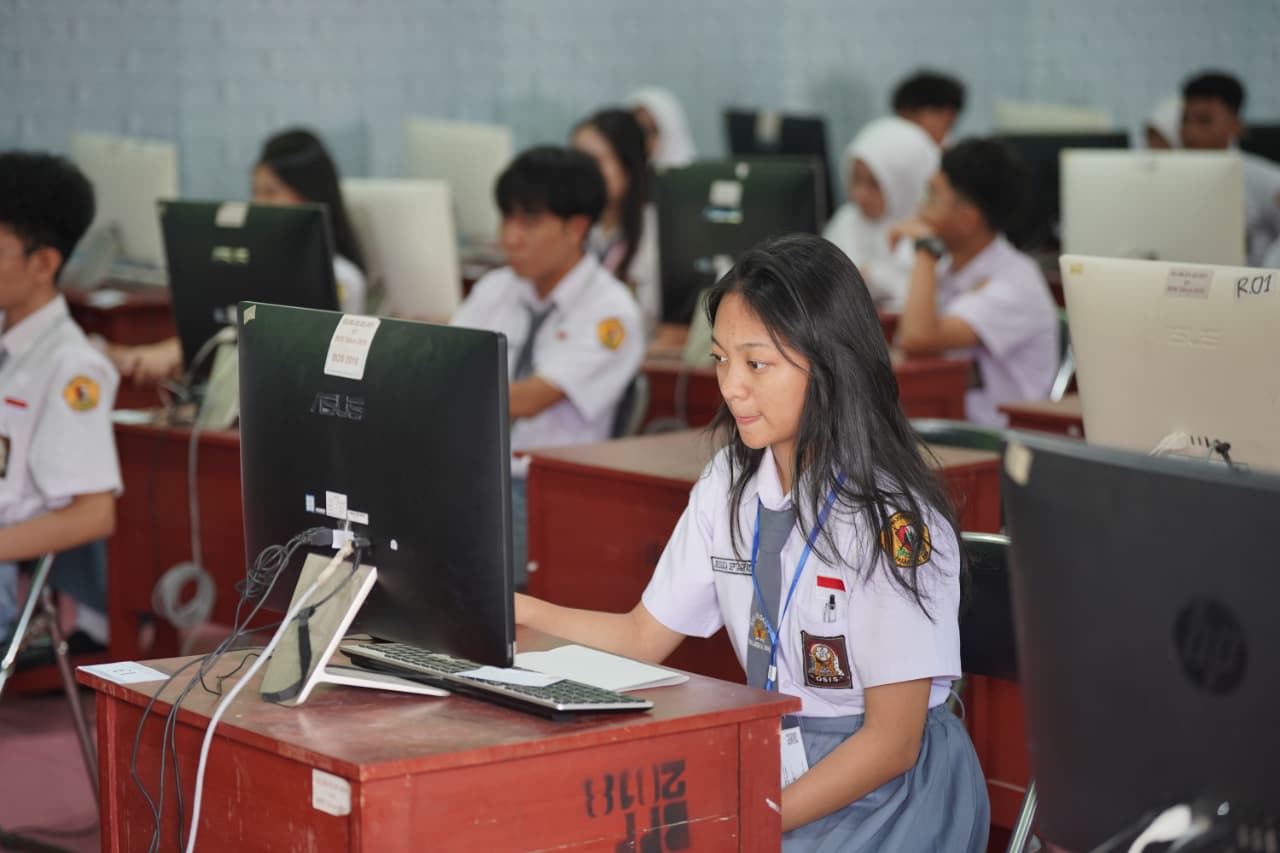 Kepala Pusat Pemberdayaan Bahasa dan Sastra Iwa Lukmana Apresiasi Pelaksanaan TKA di SMAN 1 Palangka Raya