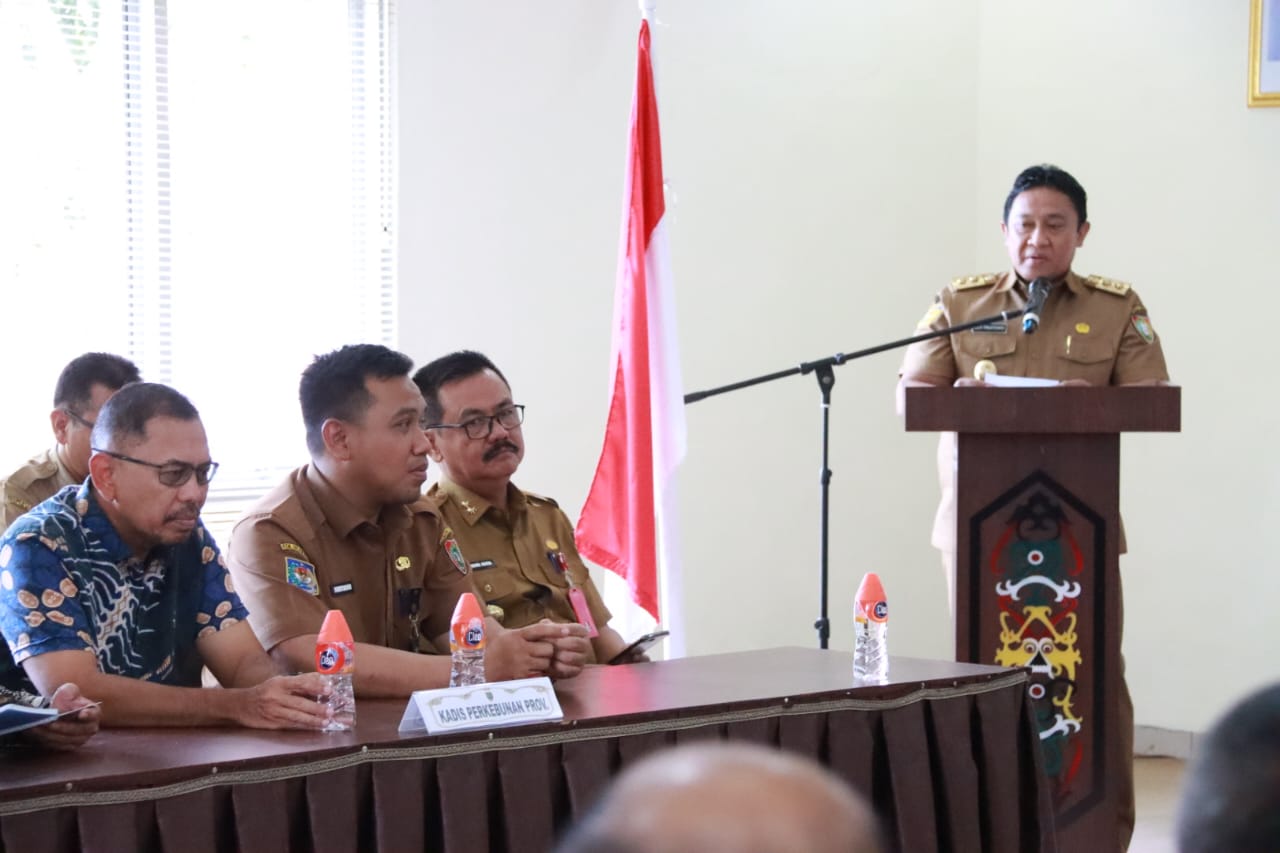 Pemprov. Kalteng Melalui Disbun Fasilitasi Penyerahan Secara Simbolis Realisasi Pembayaran Hasil Usaha oleh PT. HMBP