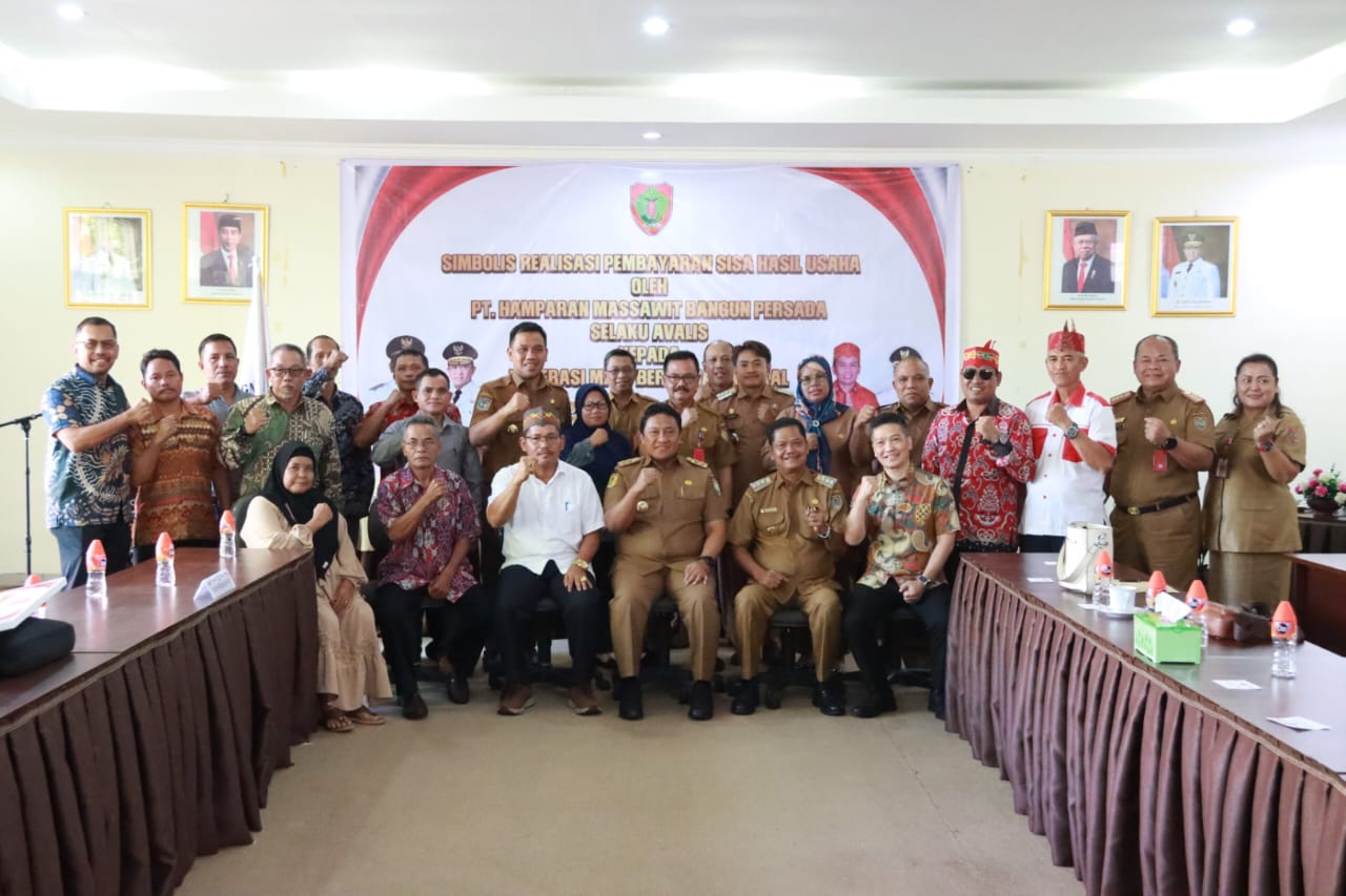 Pemprov. Kalteng Melalui Disbun Fasilitasi Penyerahan Secara Simbolis Realisasi Pembayaran Hasil Usaha oleh PT. HMBP