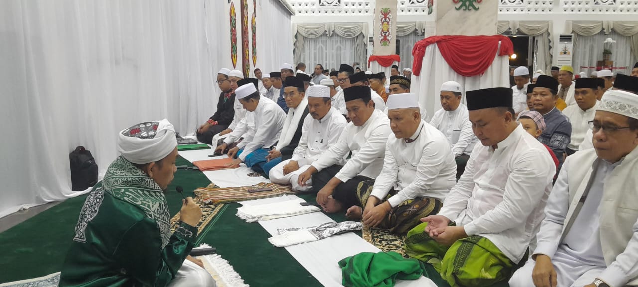 Gubernur Kalteng Sugianto Sabran Bersama Stakeholders Salat Maghrib Berjamaah di Istana Isen Mulang