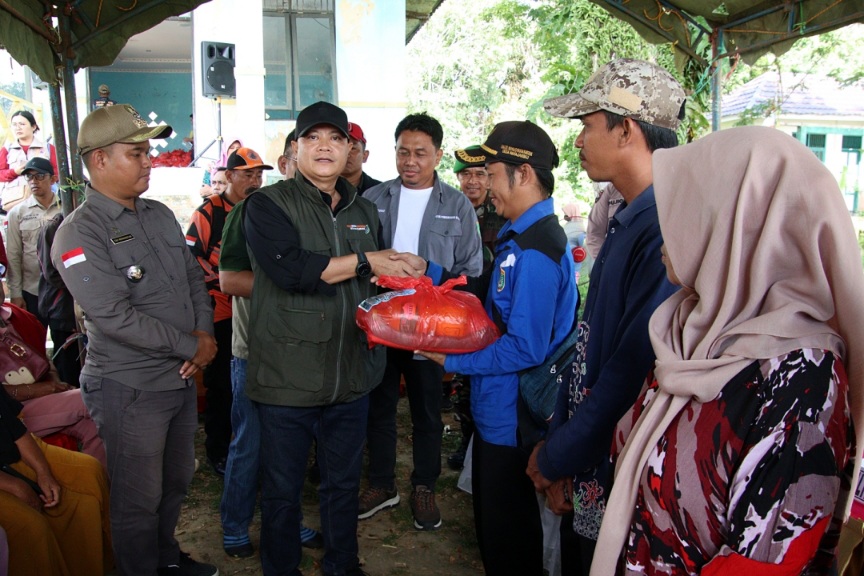 Kadis PMD Salurkan Bantuan Sembako bagi Masyarakat Terdampak Banjir