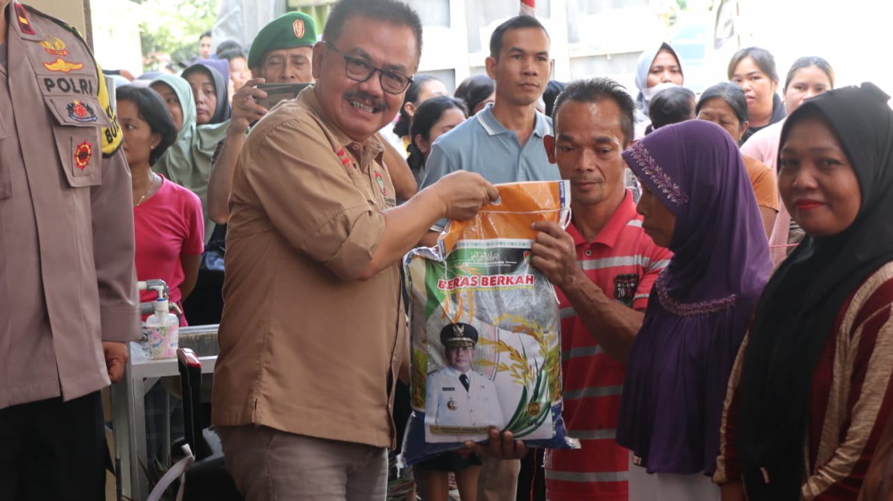 Plh Asisten Pemkesra Herson B Aden Buka Pasar Murah di Bukit Batu