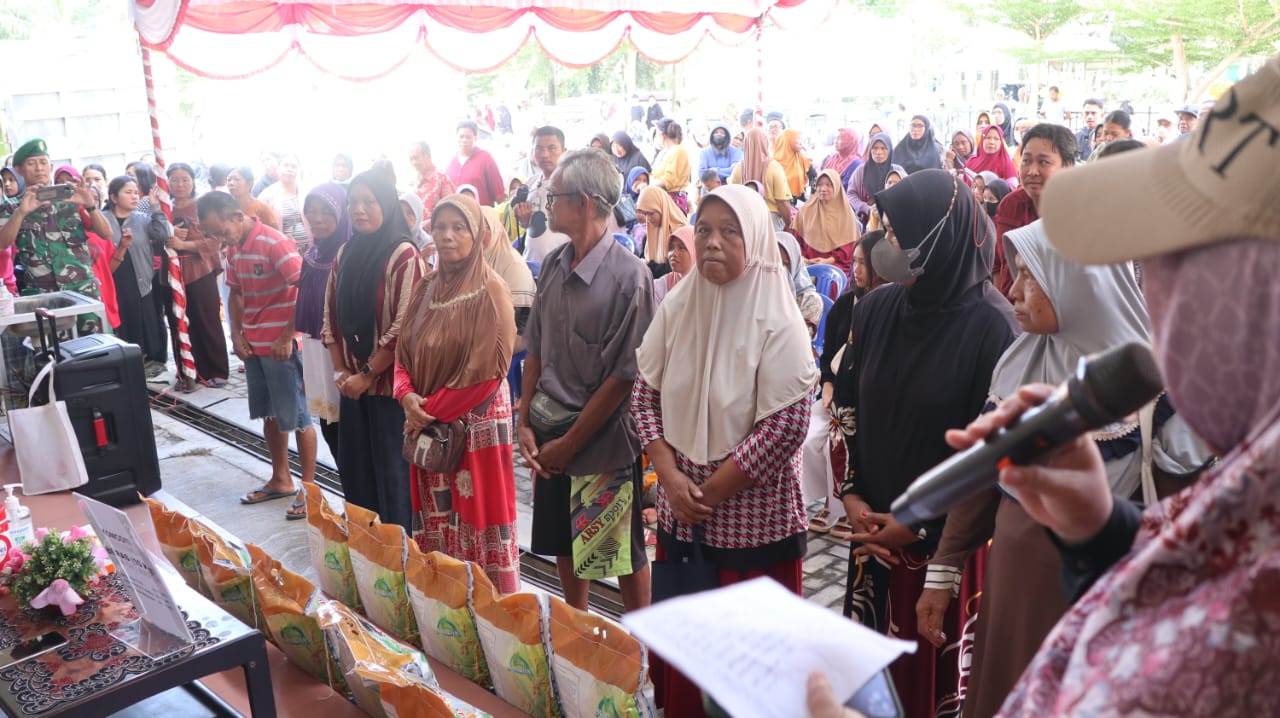 Plh Asisten Pemkesra Herson B Aden Buka Pasar Murah di Bukit Batu