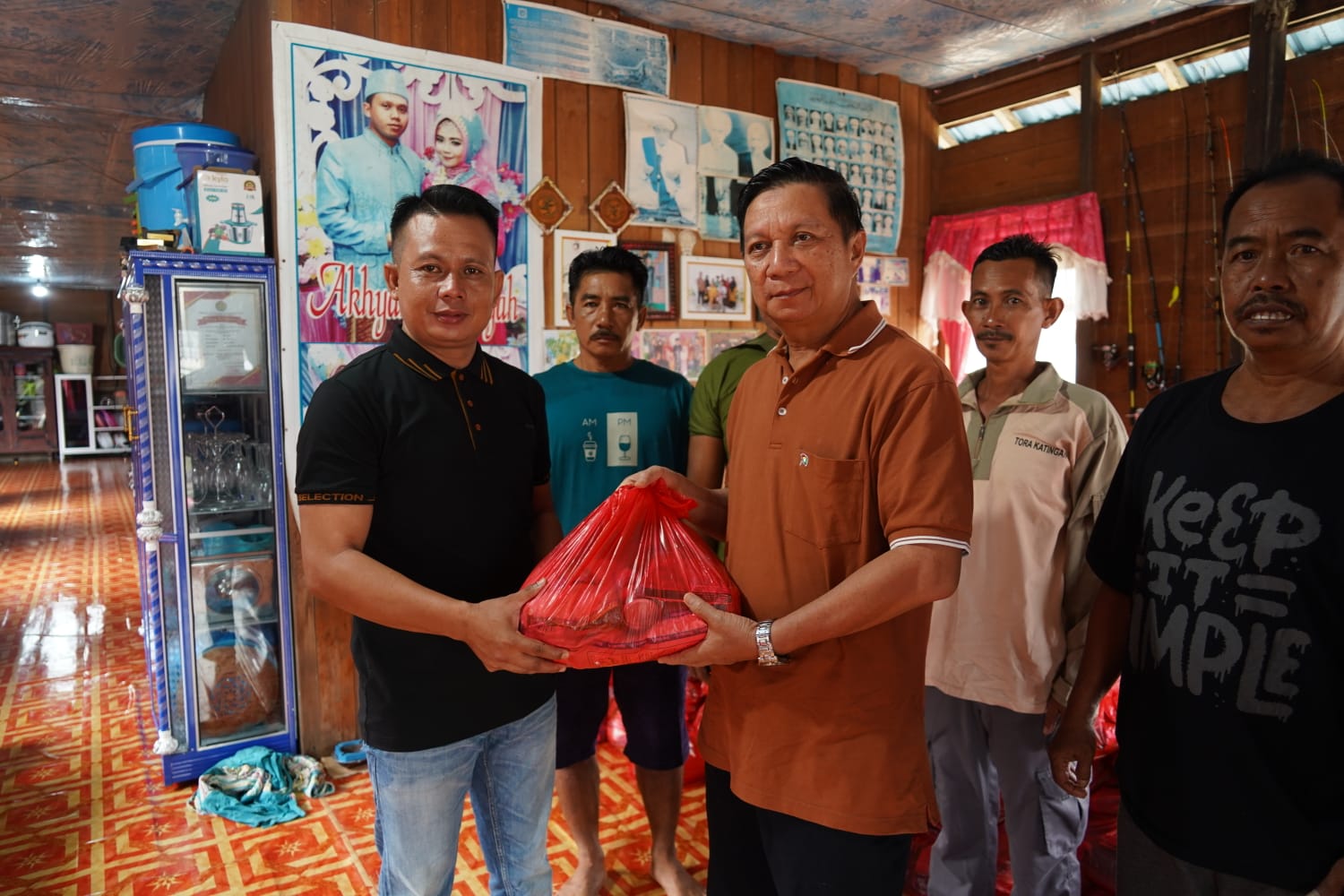 Sahli KSDM Suhaemi Koordinir Penyaluran Paket Sembako dari Gubernur Kalteng bagi Masyarakat