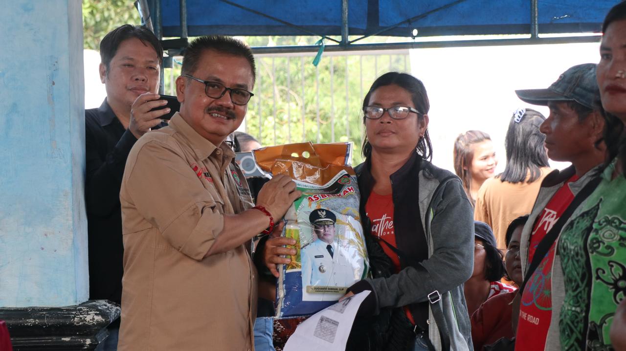Plh Asisten Pemkesra Herson B Aden Salurkan 10 Ton atau 1000 Paket Berisikan 10 kg Beras Pada Pasar Murah