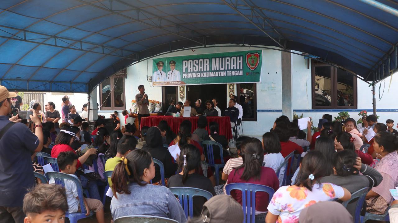 Plh Asisten Pemkesra Herson B Aden Salurkan 10 Ton atau 1000 Paket Berisikan 10 kg Beras Pada Pasar Murah