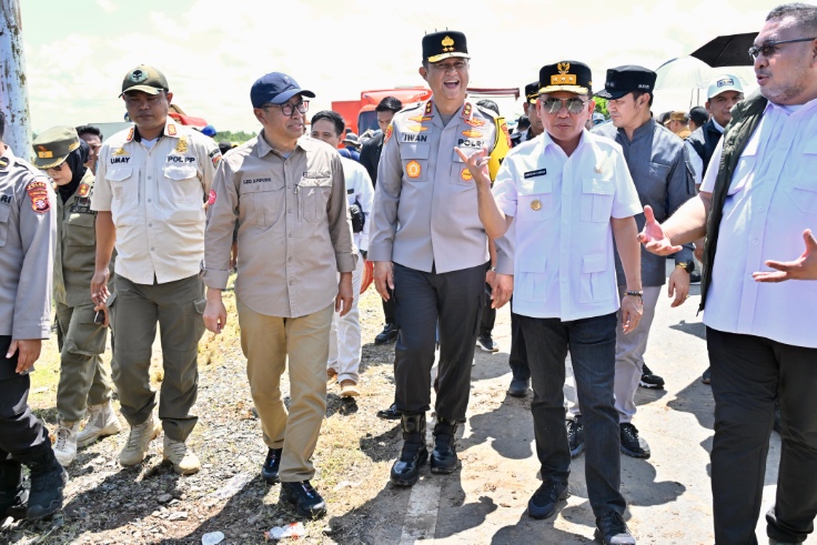 Kepala BAPPERIDA Prov. Kalteng Leonard S. Ampung Ikuti Panen Raya Padi Serentak