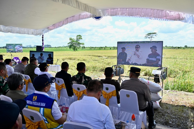 Kepala BAPPERIDA Prov. Kalteng Leonard S. Ampung Ikuti Panen Raya Padi Serentak