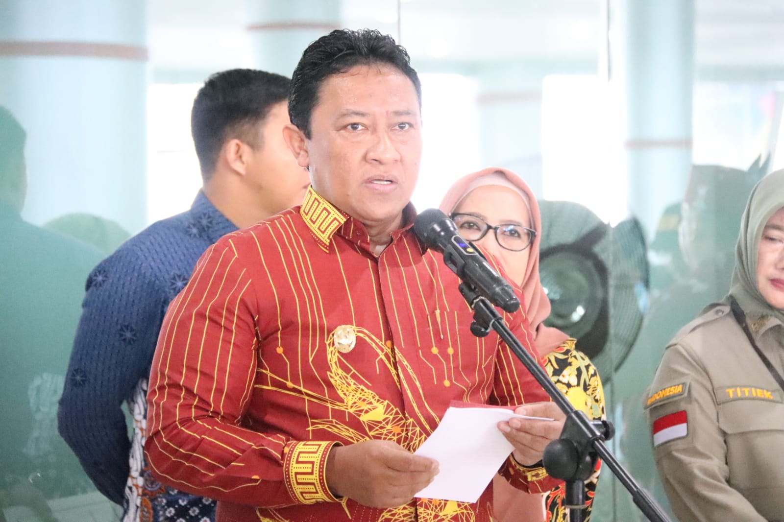 Wagub Kalteng Edy Pratowo Lepas Kontingen Pekan Nasional Petani Nelayan XVI Tahun 2023 di Terminal Keberangkatan Umum Bandara Tjilik Riwut
