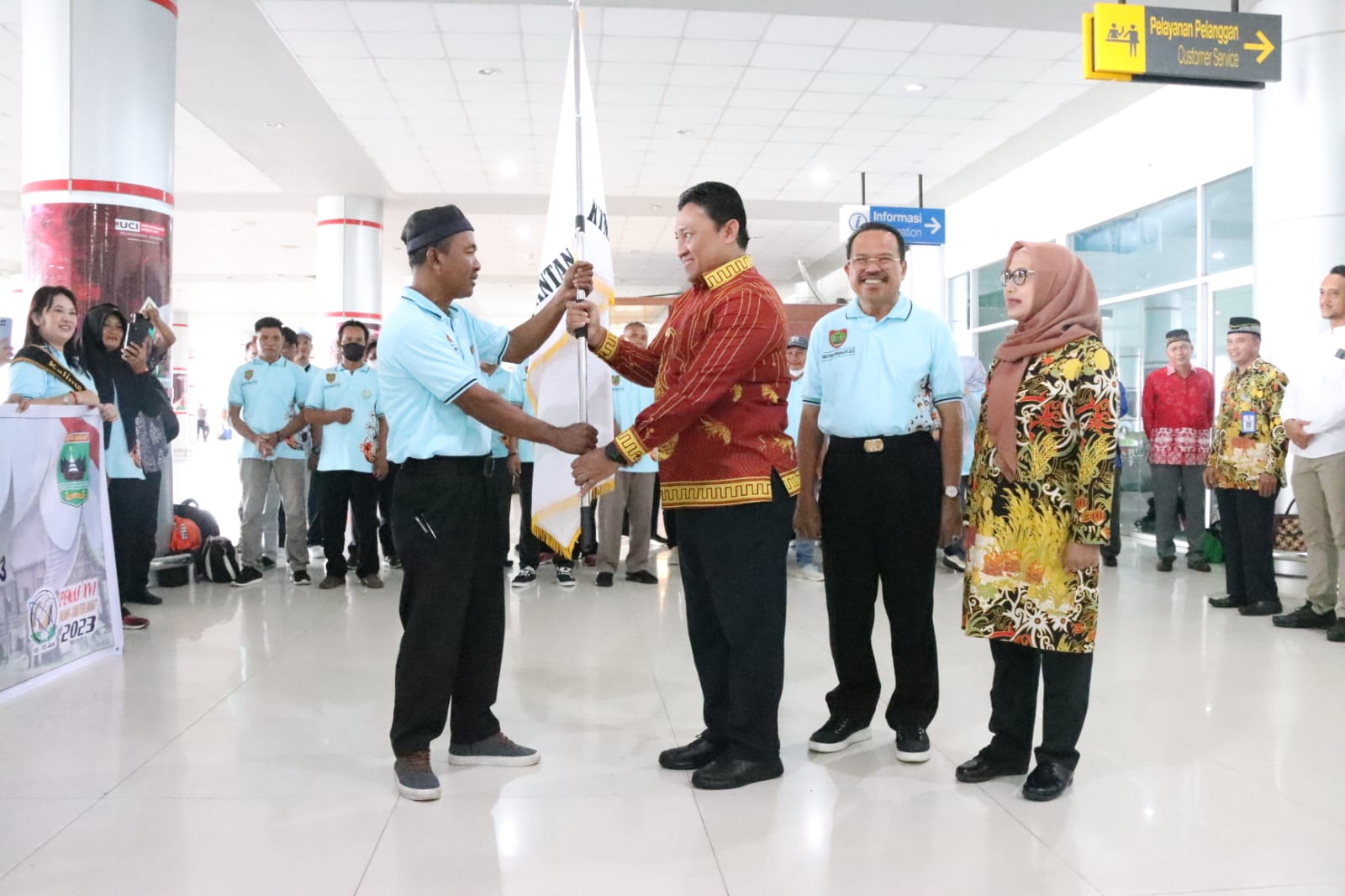 Wagub Kalteng Edy Pratowo Lepas Kontingen Pekan Nasional Petani Nelayan XVI Tahun 2023 di Terminal Keberangkatan Umum Bandara Tjilik Riwut