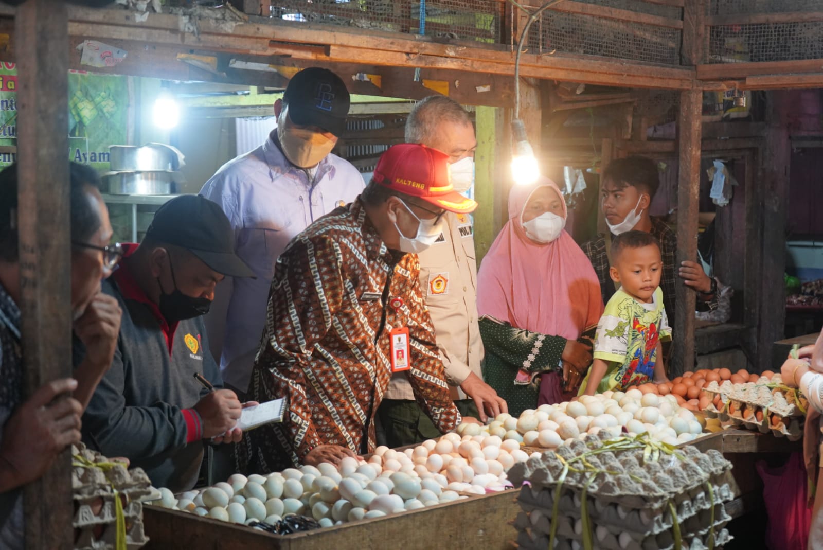 Jelang  Hari Raya Iduladha 1443 H/2022 M, Asisten Bidang Ekbang Pimpin Pemantauan Pangan Di Pasar Besar Kota Palangka Raya