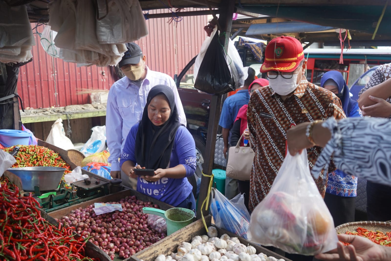 Jelang  Hari Raya Iduladha 1443 H/2022 M, Asisten Bidang Ekbang Pimpin Pemantauan Pangan Di Pasar Besar Kota Palangka Raya