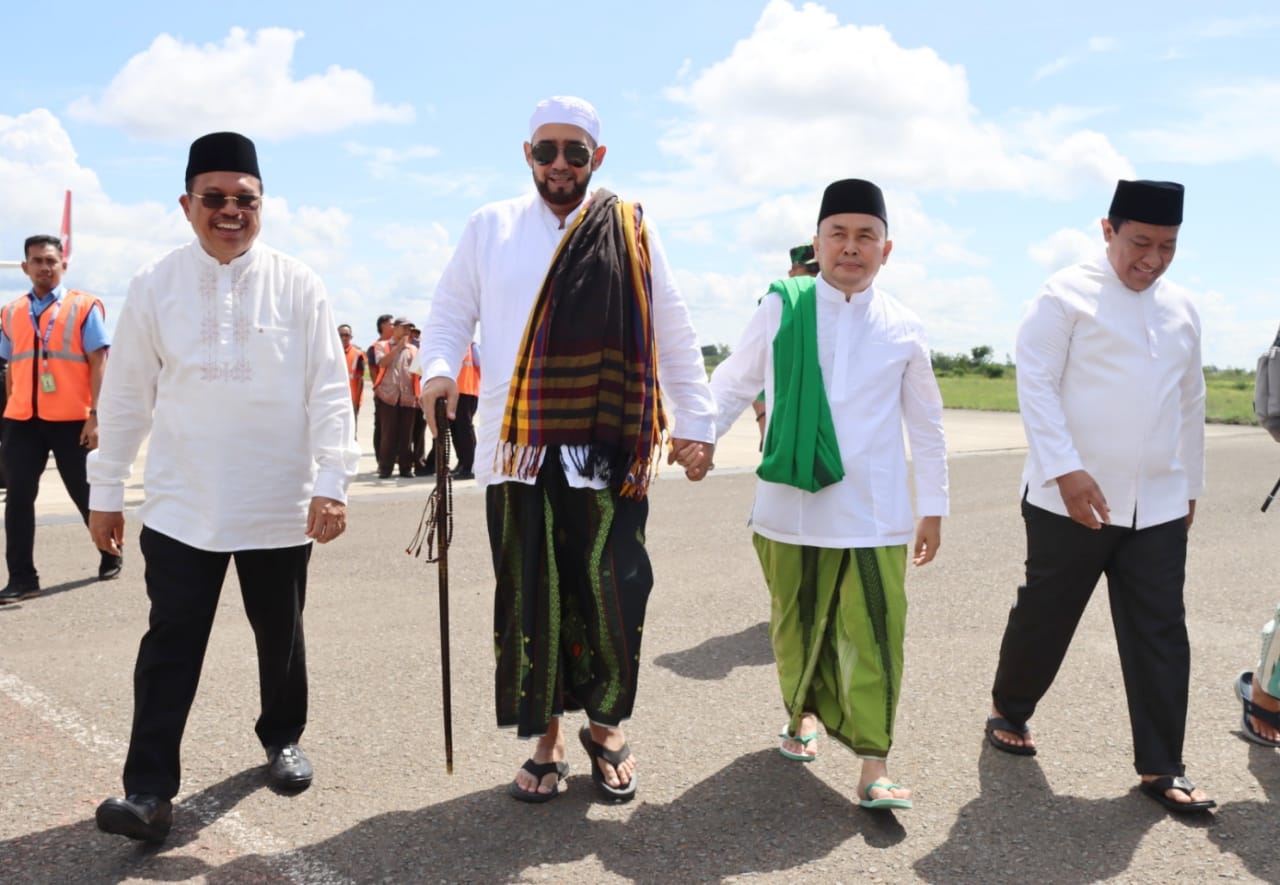 Gubernur Kalteng Sugianto Sabran Sambut Kedatangan Habib Syech bin Abdul Qodir Assegaf Dalam Rangka Kegiatan Kalteng Bersholawat