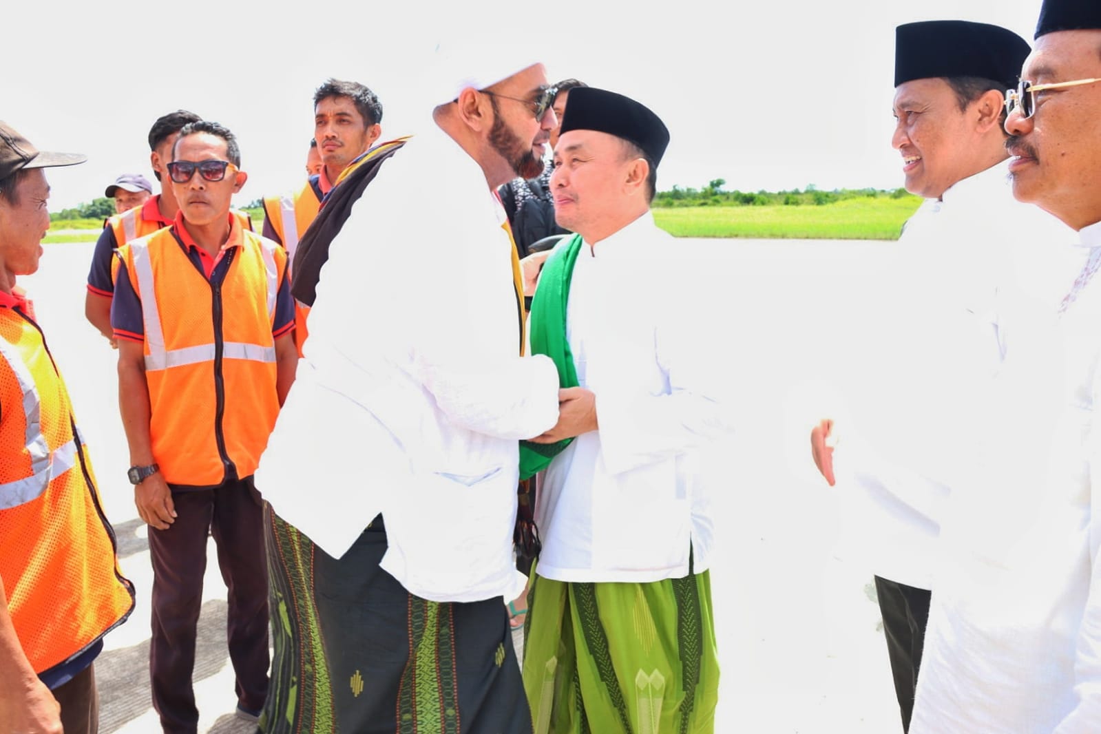 Gubernur Kalteng Sugianto Sabran Sambut Kedatangan Habib Syech bin Abdul Qodir Assegaf Dalam Rangka Kegiatan Kalteng Bersholawat