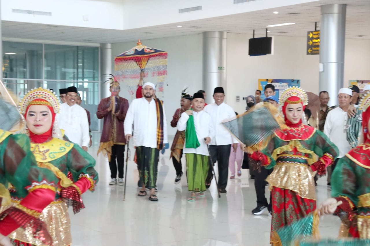 Gubernur Kalteng Sugianto Sabran Sambut Kedatangan Habib Syech bin Abdul Qodir Assegaf Dalam Rangka Kegiatan Kalteng Bersholawat