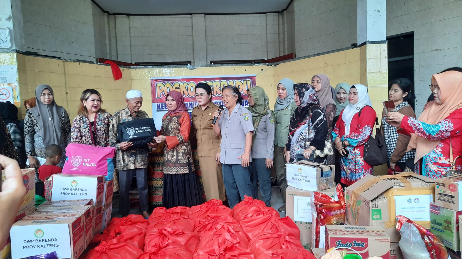Ketua DWP Anitha Nuryakin Serahkan Bantuan Kepada Para Korban Kebakaran Flamboyan Bawah