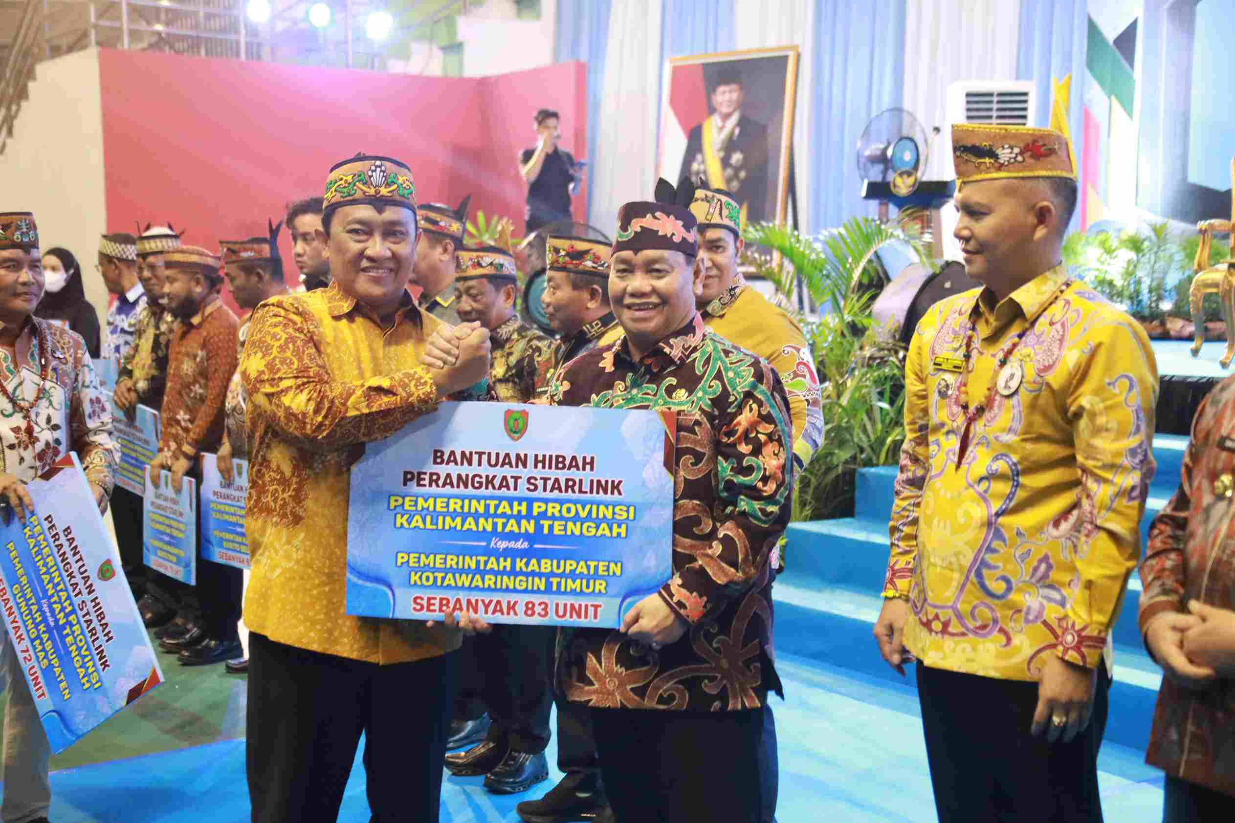 Gubernur Agustiar Sabran Serahkan Hibah Starlink untuk Perluas Akses Internet Desa