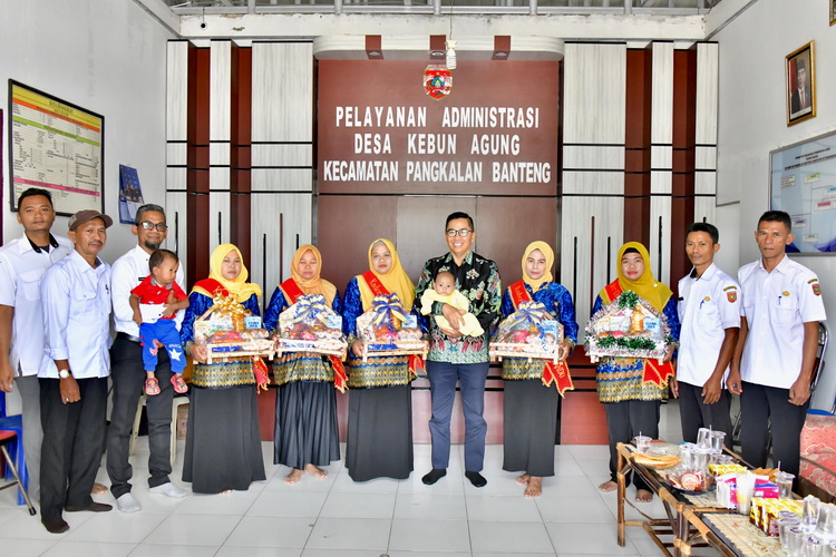 Kepala Bappedalitbang Prov. Kalteng Leonard S. Ampung Memantau Penanganan Bayi di Bawah Dua Tahun Asuh Stunting