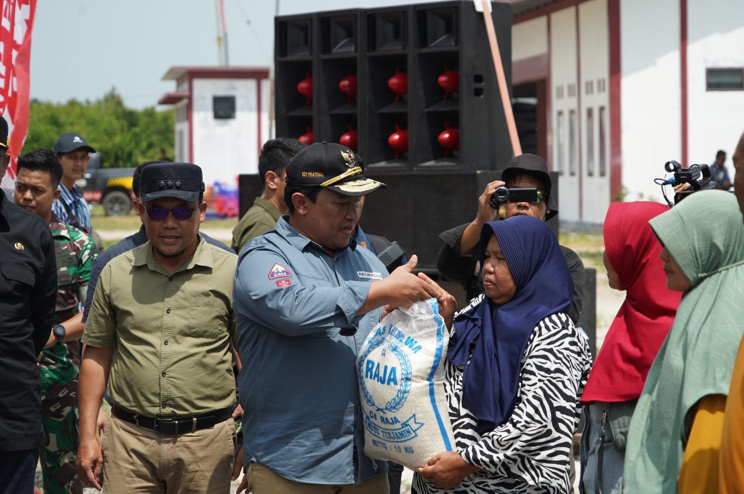 Wagub Kalteng Edy Pratowo Salurkan Paket Sembako Murah