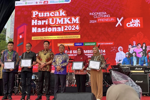 Dinas Koperasi dan UKM Prov. Kalteng Raih Penghargaan Juara II Stan Terbaik kategori Pemerintahan