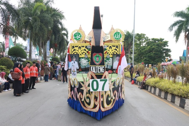 Kafilah MTQN XXX Kalteng Ikuti Pawai Ta-aruf