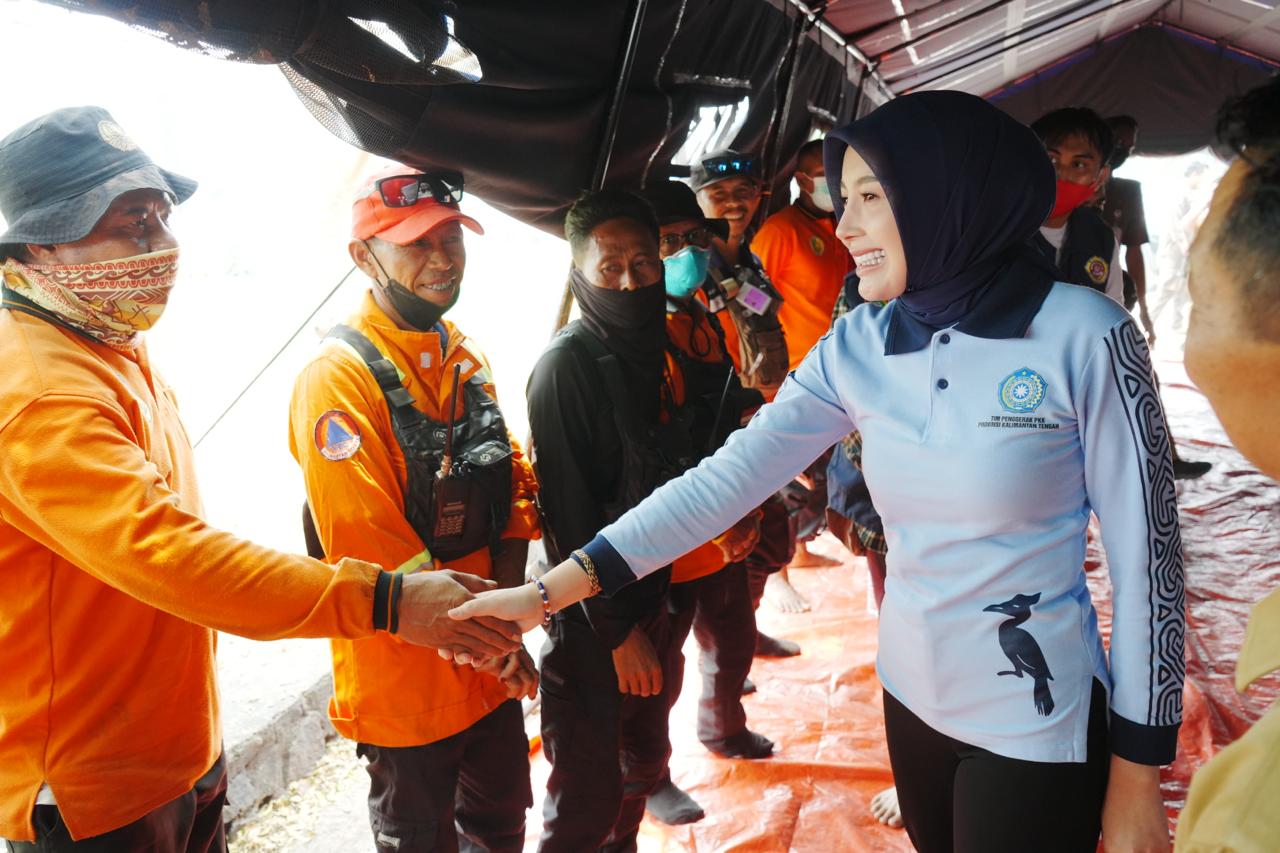Peduli Penanganan Karhutla, Ketua TP PKK Kalteng Aisyah Thisia Agustiar Sabran Kunjungi Posko Relawan di Petuk Katimpun