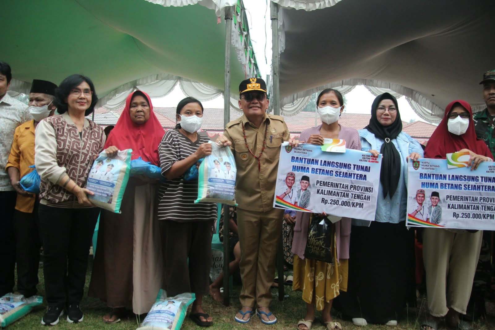 Gubernur Kalteng Agustiar Sabran Salurkan Bantuan bagi Warga Terdampak Kekeringan dan Karhutla di Kotawaringin Timur
