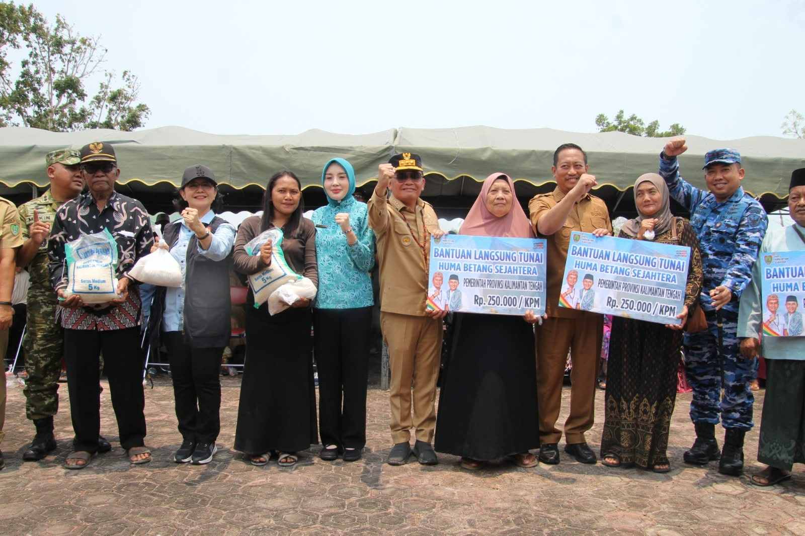 Bantu Warga Terdampak Karhutla, Pemprov Kalteng Salurkan 1.000 Paket Bantuan Pangan di Pantai Lunci
