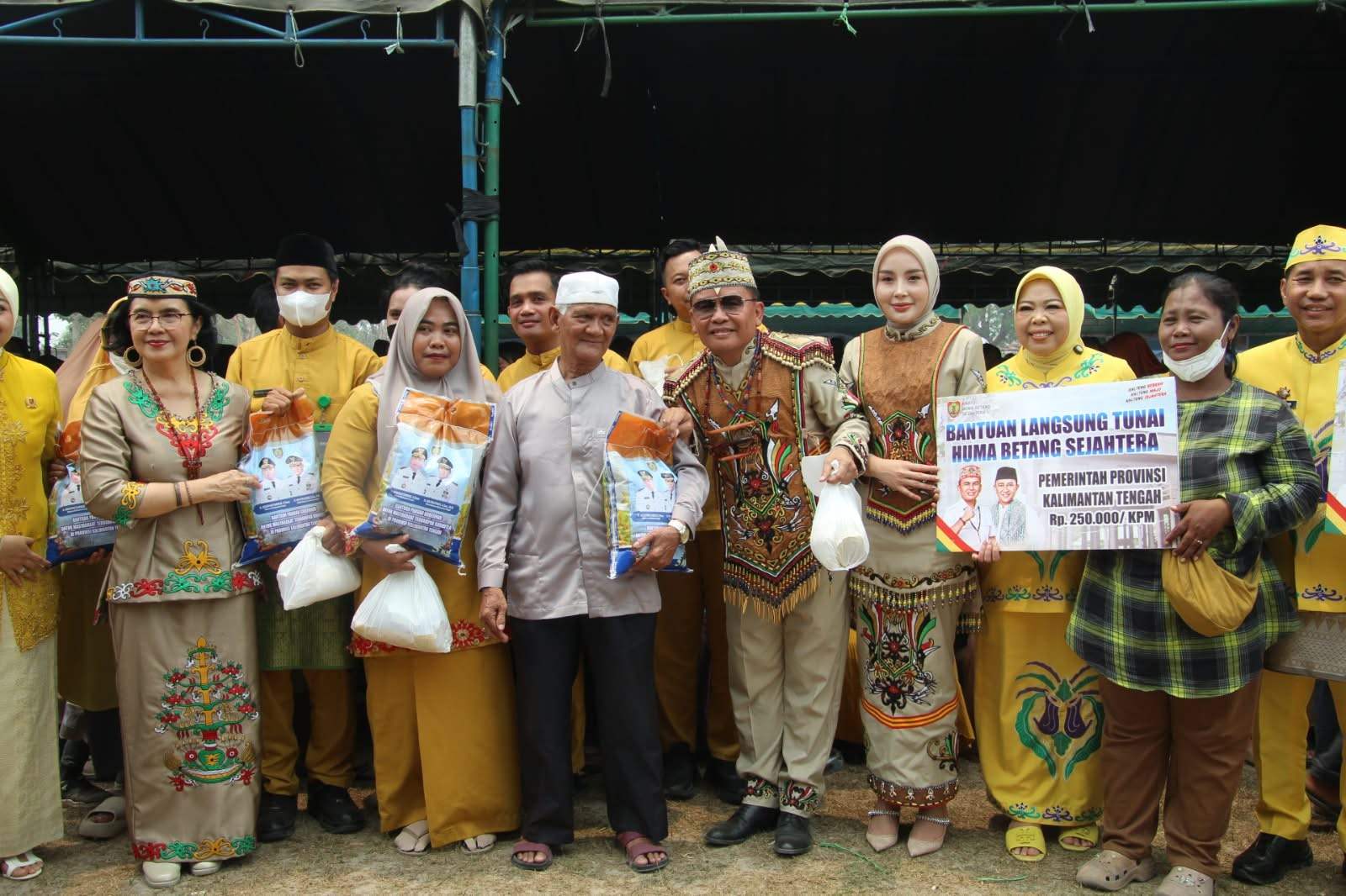 Gubernur Kalteng Agustiar Sabran Salurkan Bantuan bagi Masyarakat Kotawaringin Barat di Lapangan Sampuraga Lama