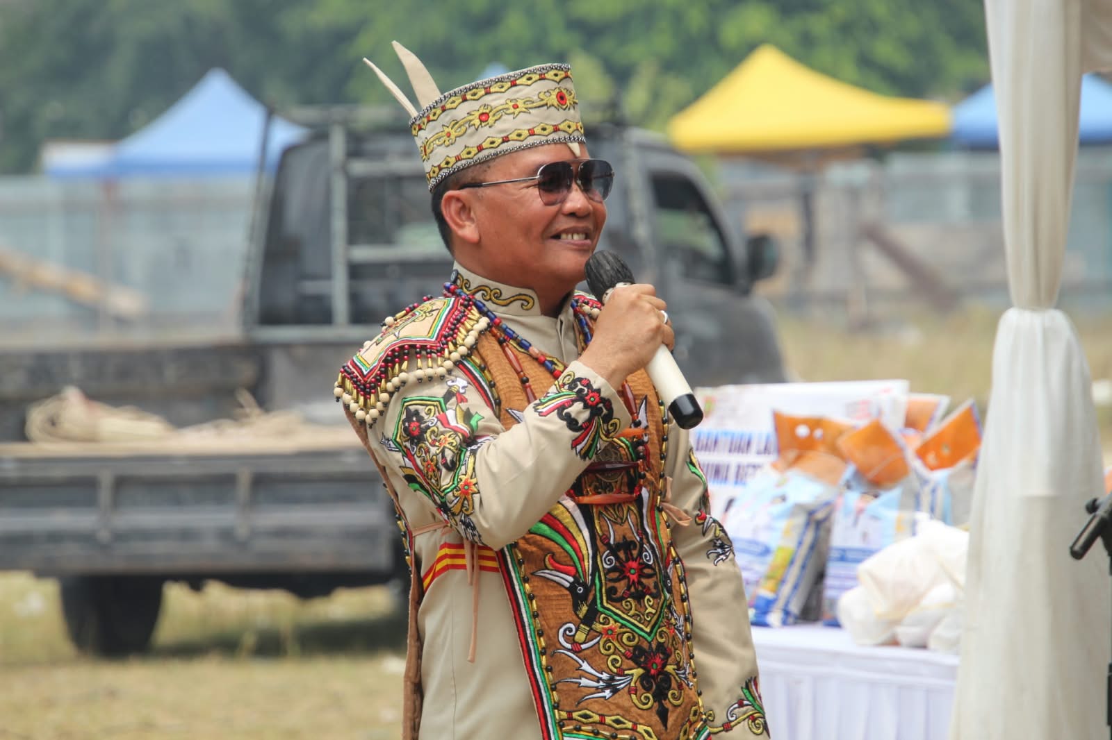 Gubernur Kalteng Agustiar Sabran Salurkan Bantuan bagi Masyarakat Kotawaringin Barat di Lapangan Sampuraga Lama