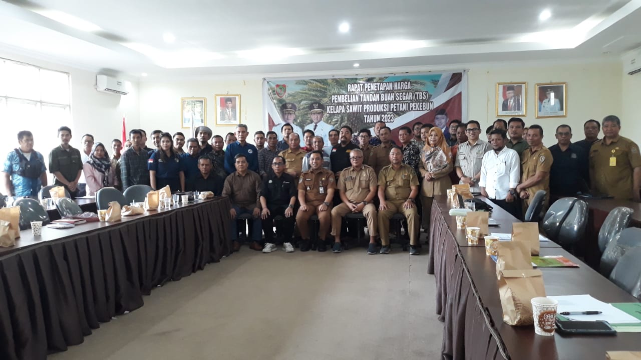 Plt. Kadisbun Prov. Kalteng Pimpin Rapat Penetapan Harga TBS Kelapa Sawit Produksi Pekebun