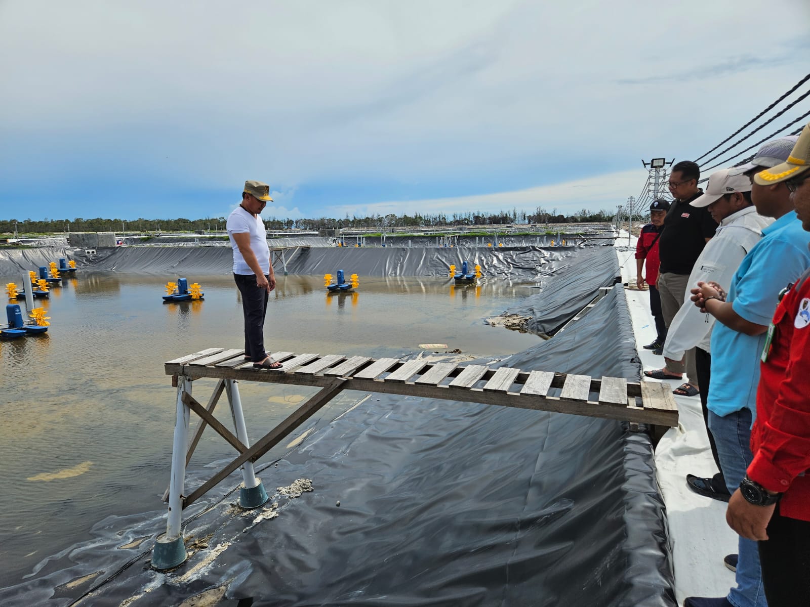 Gubernur Sugianto Sabran Kunjungi Kawasan Shrimp Estate di Desa Sungai Raja Kabupaten Sukamara